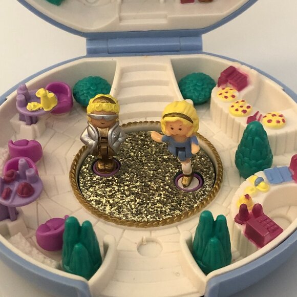 Vintage 1989 Bluebird Polly Pocket Polly's Ice Skating Party - Picture 2 of 6